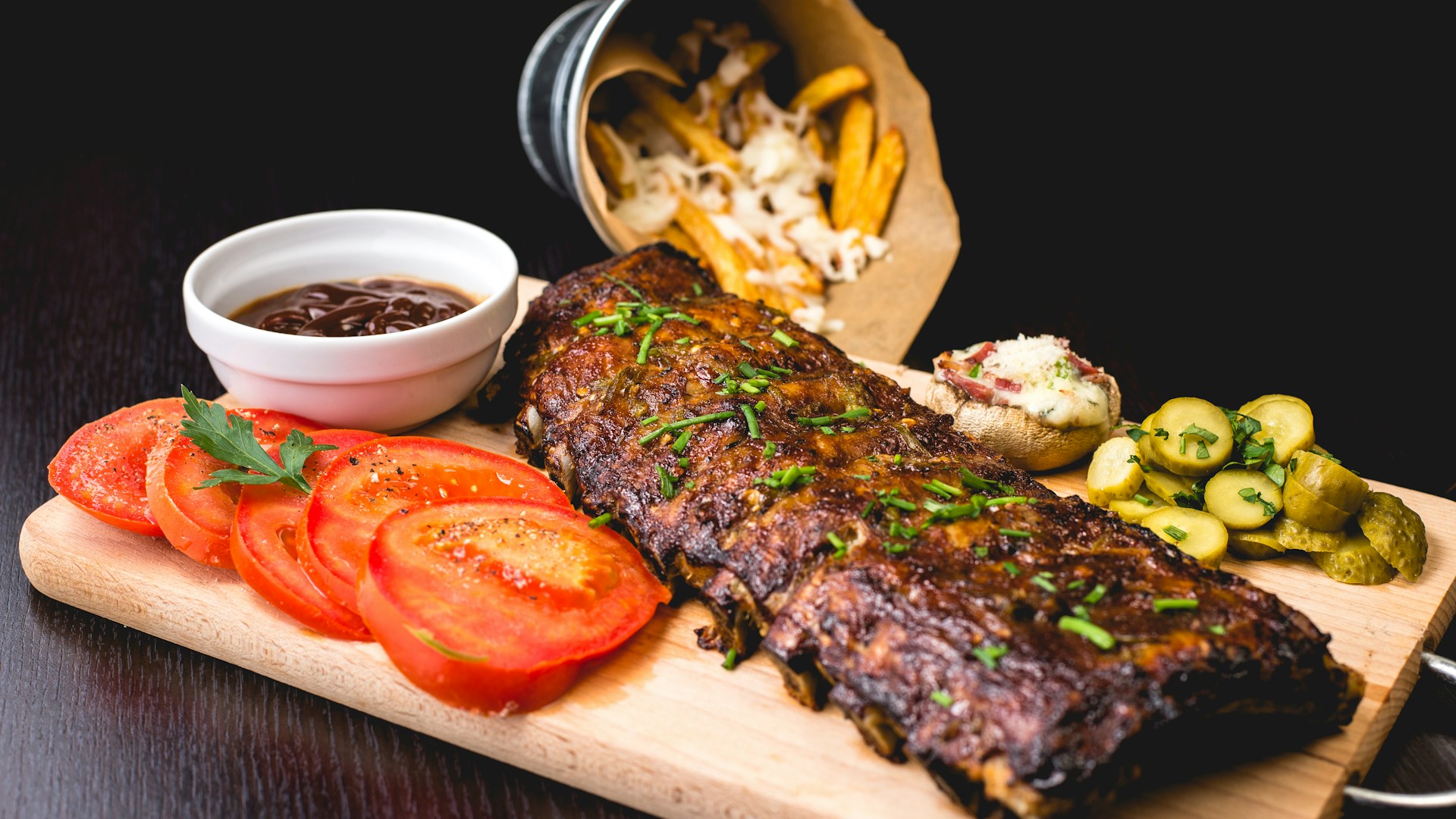 Stek na grillu w ciemnym oświetleniu Obsidian