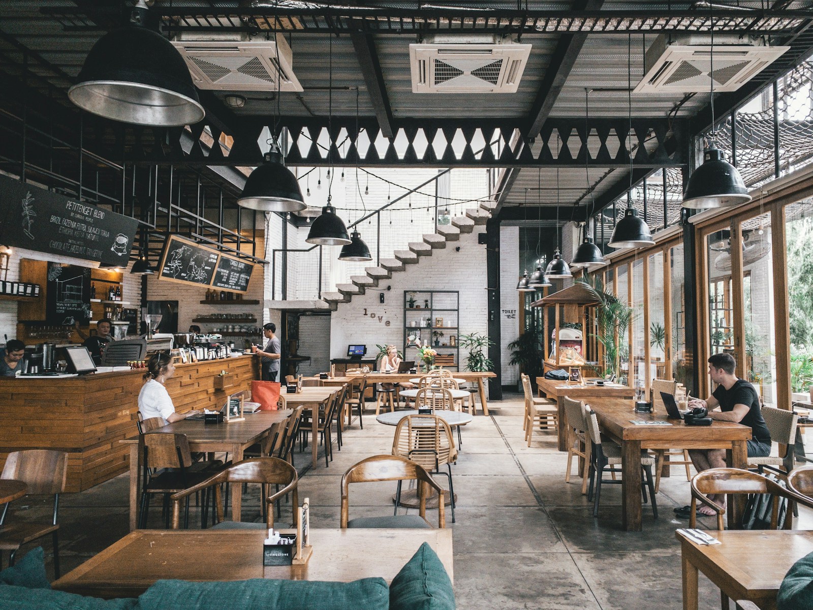 Wnętrze restauracji Verde Cucina z marmurowymi stołami
