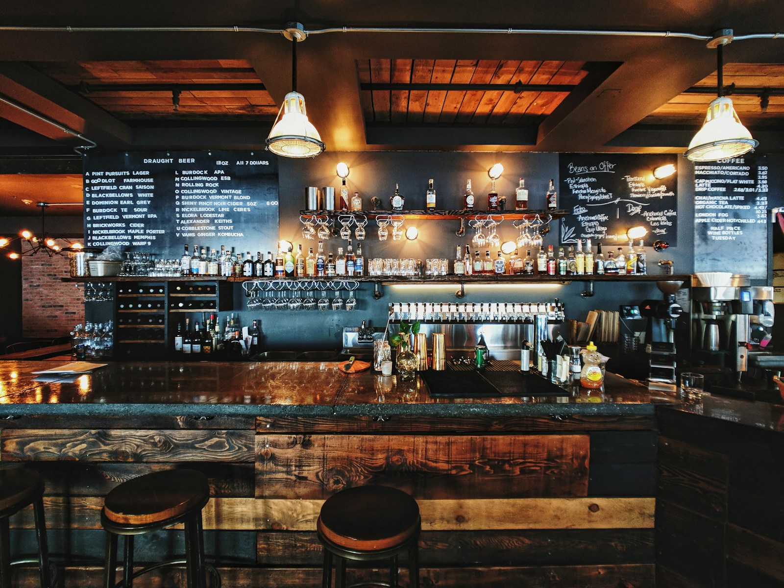 Minimalistyczne wnętrze restauracji Kintsugi — jasne drewno i cienkie linie
