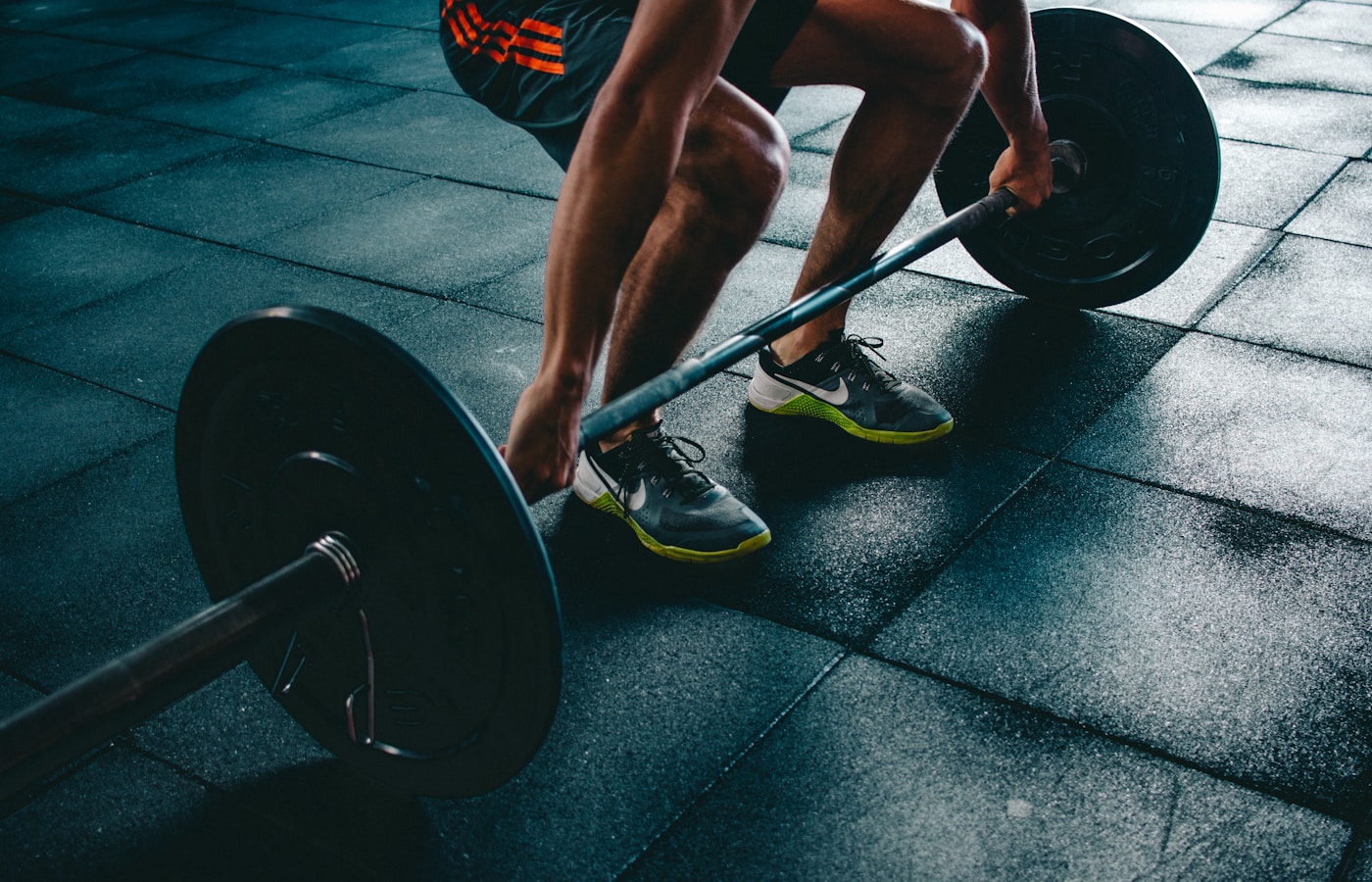 Wnętrze siłowni TITAN Strength — industrialna hala z platformami