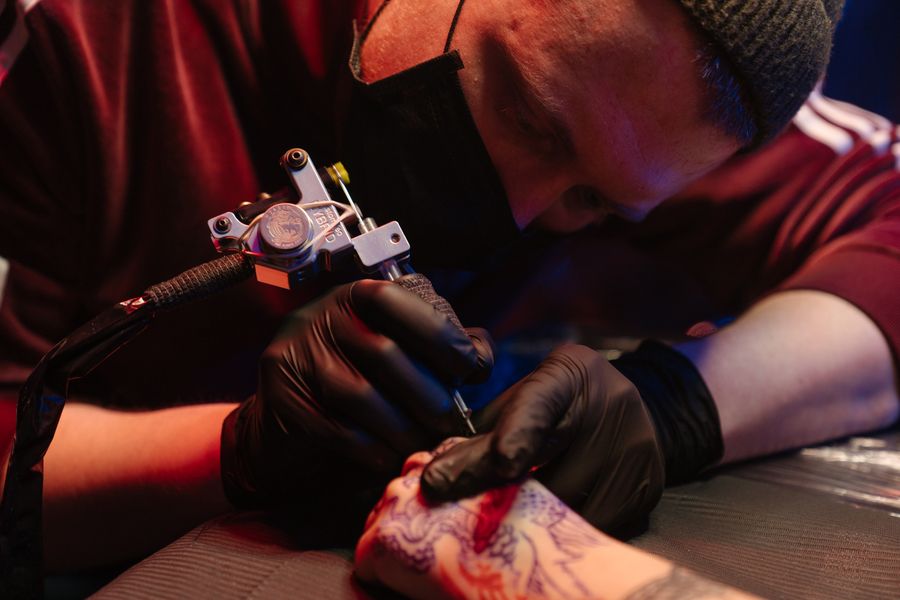 Maja Kowalska — tattoo artist w INKWELL Studio